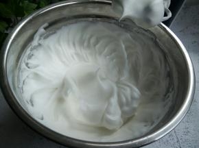 将蛋白打发到干性发泡的状态（提起打蛋器后，蛋白拉出直立的尖角）就可以了。