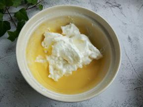 盛三分之一蛋白到蛋黄碗里，从底部往上翻拌，不要画圈搅拌。