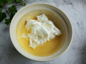 盛三分之一蛋白到蛋黄碗里，从底部往上翻拌，不要画圈搅拌。