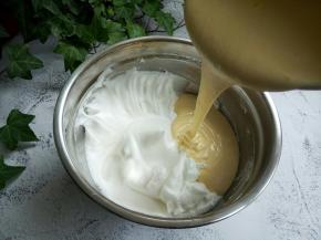 将拌匀的面糊倒入剩余的蛋白盘里，翻拌均匀。