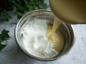 将拌匀的面糊倒入剩余的蛋白盘里，翻拌均匀。