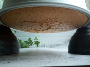 将出炉的蛋糕立即倒扣在两个碗之间，凉透后才可以脱模。