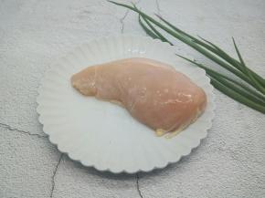 鸡胸肉，葱准备好了。
