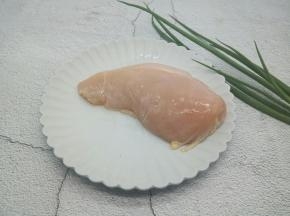 鸡胸肉，葱准备好了。