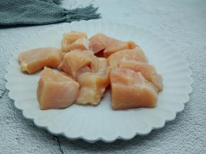 鸡胸肉切成小方块。