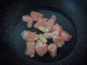 锅里加适量的水，加生姜片少许。