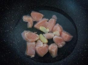 锅里加适量的水，加生姜片少许。