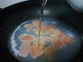 料酒一勺、去腥。