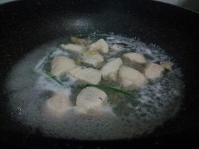 葱段少许，开大火煮开。