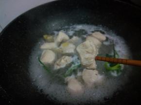 煮到筷子可以扎进去就说明熟了。