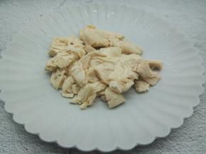 擀面杖将鸡胸肉擀开。