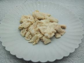 擀面杖将鸡胸肉擀开。