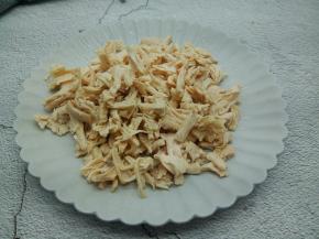 用手撕小条状。