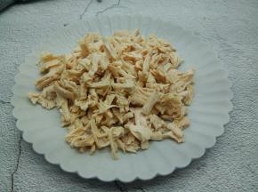 用手撕小条状。