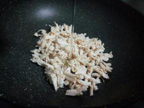 把鸡胸肉放不粘锅，加10克加拿大芥花油（加拿大芥花油味道清淡，拿来做肉松最合适不过，加了加拿大芥花油，做好的肉松色泽好）