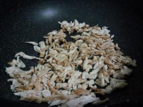 生抽2勺，小火翻炒出水分。