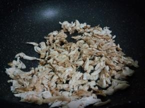 生抽2勺，小火翻炒出水分。