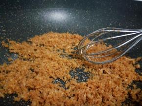 炒时一定要有耐心，小火慢慢炒至蓬松就可以。