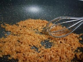 炒时一定要有耐心，小火慢慢炒至蓬松就可以。