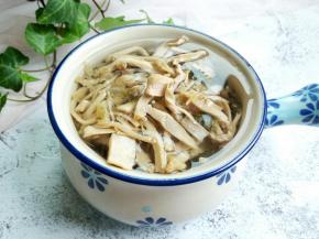 笋干提前用清水泡两小时。