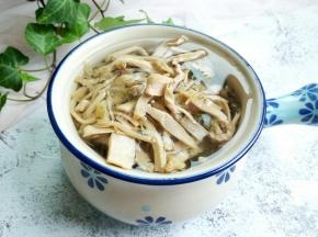 笋干提前用清水泡两小时。