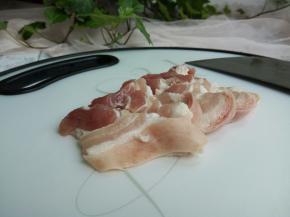 五花肉切成薄片。