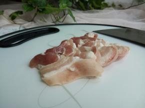 五花肉切成薄片。