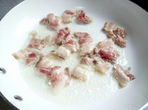 小白锅加15克的加拿大芥花油，下五花肉翻炒。