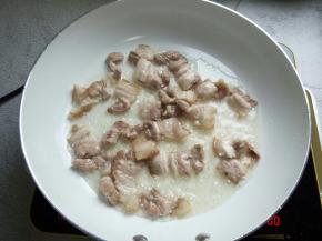 将五花肉翻炒之微黄，小白锅超级大，一点都不粘锅，实在是太好用了。