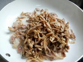 加点生姜`蒜炒香，这时加入泡好的笋干翻炒。