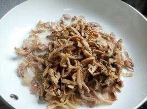 加点生姜`蒜炒香，这时加入泡好的笋干翻炒。