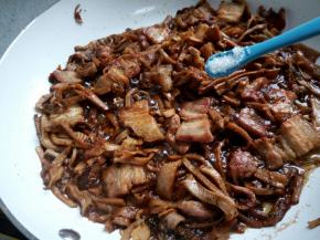 白糖一勺，翻炒均匀。