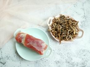 准备笋干和五花肉。