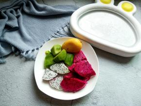 水果都切块，切大块、不用切太小，炒冰机准备一台，小巧可爱、孩子在家自己就可以操作。