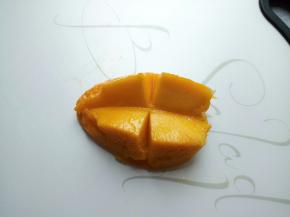 芒果横竖切一下，直接同刀顺着皮切下来。