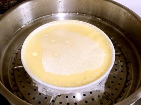 裹上保鲜膜，水开后入锅蒸8-10分钟，注意视碟子的厚度调整