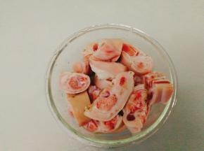 将猪蹄去细毛，剁块状