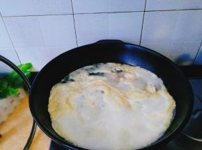 烧开后撒去浮沫，将猪蹄夹出