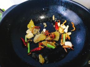 加入冰糖炒糖色，小火哦，然后加入配料爆香