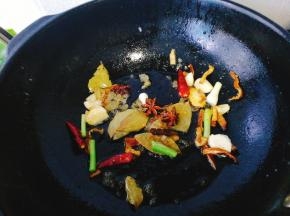 加入冰糖炒糖色，小火哦，然后加入配料爆香