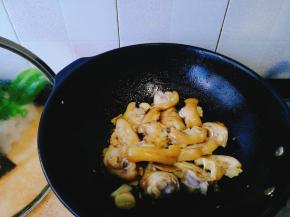 翻炒让糖浆均匀的裹在猪蹄上