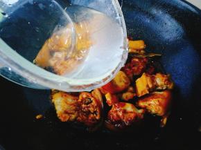 注入清水，没过猪蹄即可