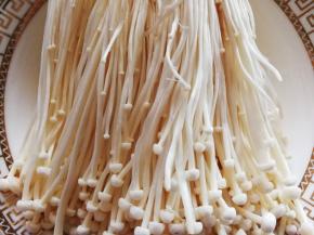 金针菇洗干净去除根部，撕开