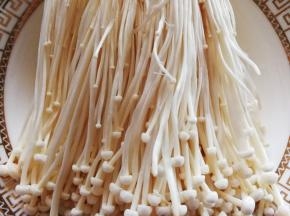 金针菇洗干净去除根部，撕开