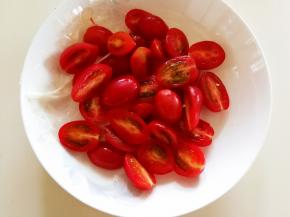 圣女果洗干净对半切开