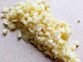 蒜头洗干净切碎