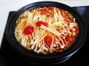 放入金针菇和圣女果