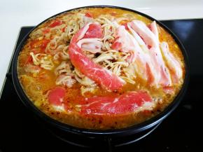 把肥牛加进锅里（我的水和肥牛都多了），用筷子把肥牛打散，兜底翻一下，盖上盖子，小火烧三分钟左右，打开盖子加一点白糖，如果淡了加一点盐，翻拌一下，盖上盖子关火闷几分钟