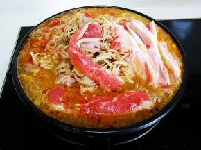 把肥牛加进锅里（我的水和肥牛都多了），用筷子把肥牛打散，兜底翻一下，盖上盖子，小火烧三分钟左右，打开盖子加一点白糖，如果淡了加一点盐，翻拌一下，盖上盖子关火闷几分钟