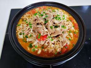 把葱花撒在锅里就可以开吃了